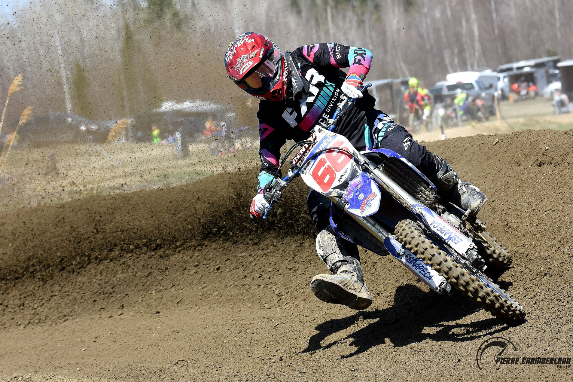 Course de motocross sur un terrain sableux