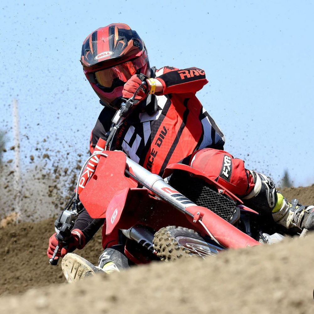 Course de motocross sur un terrain sableux