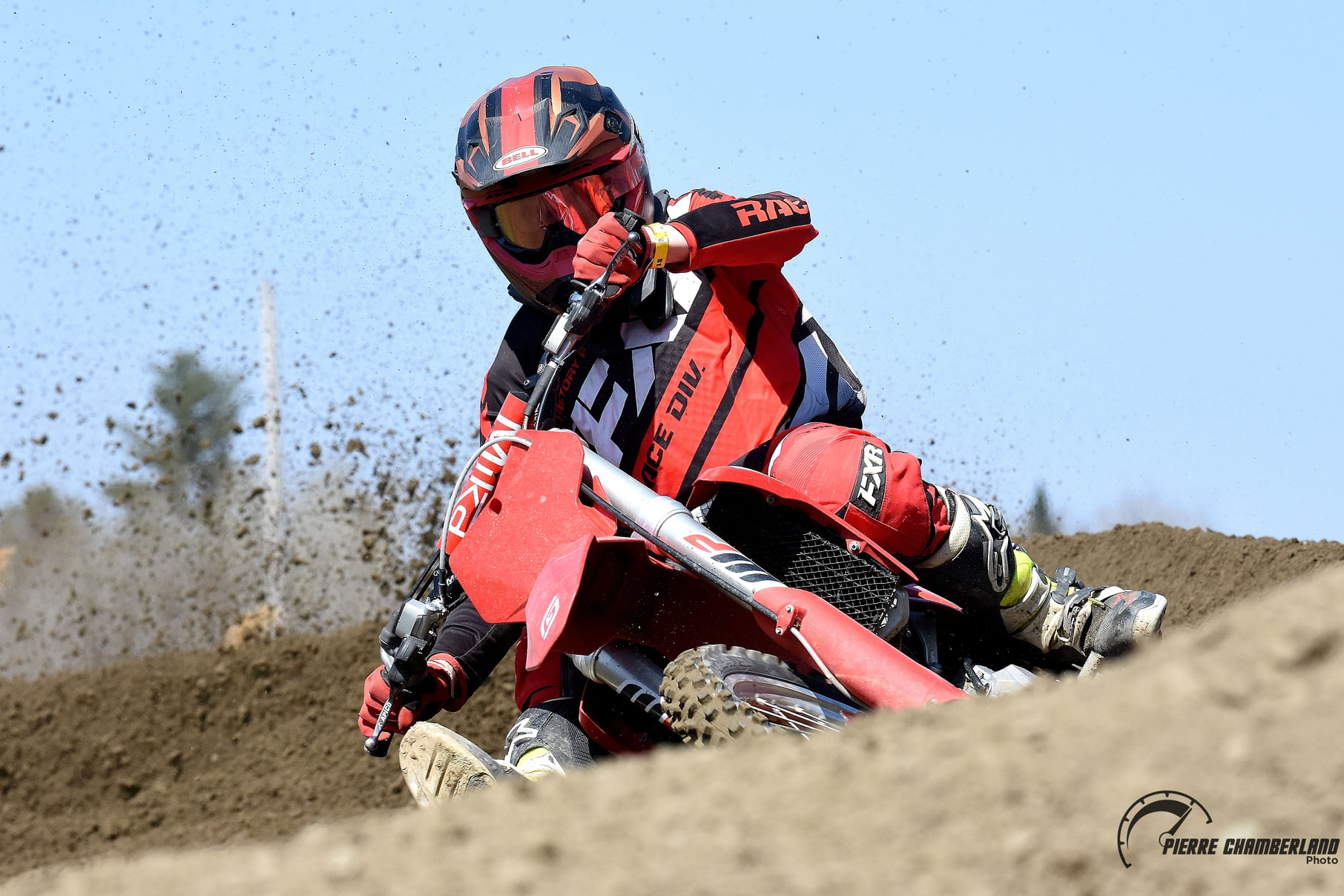 Course de motocross sur un terrain sableux