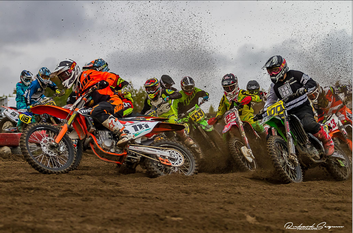 Course de motocross sur un terrain sableux