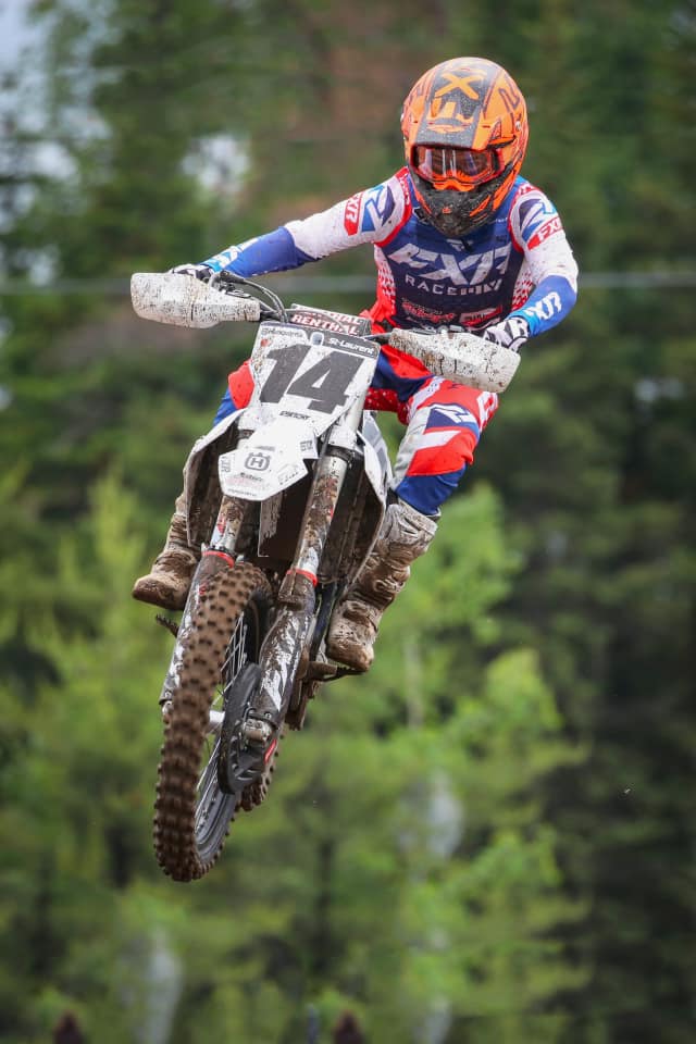 Course de motocross sur un terrain sableux