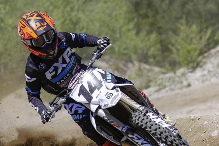 Course de motocross sur un terrain sableux