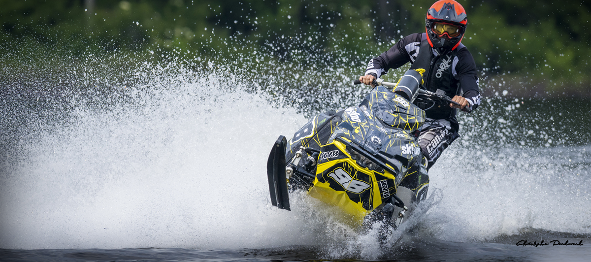 Motoneiges sur l'eau : course dynamique, pilotes en action, performance sportive