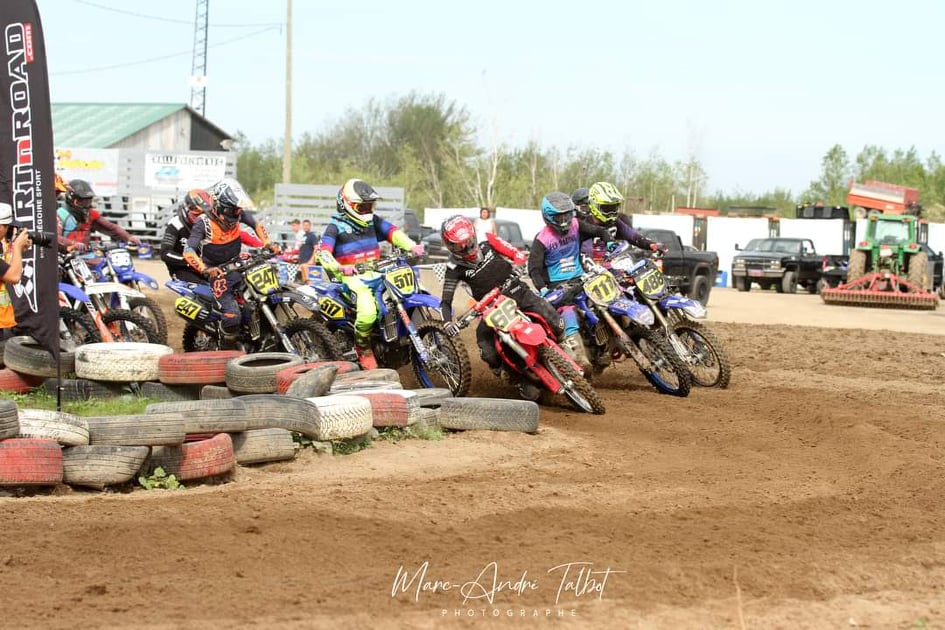 Course de motocross sur un terrain sableux