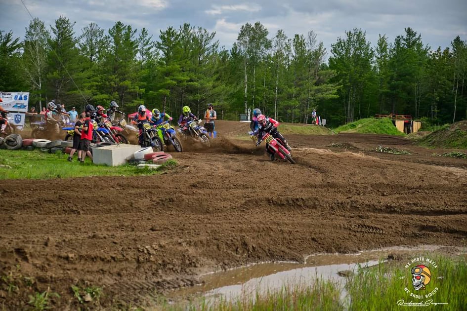 Course de motocross sur un terrain sableux