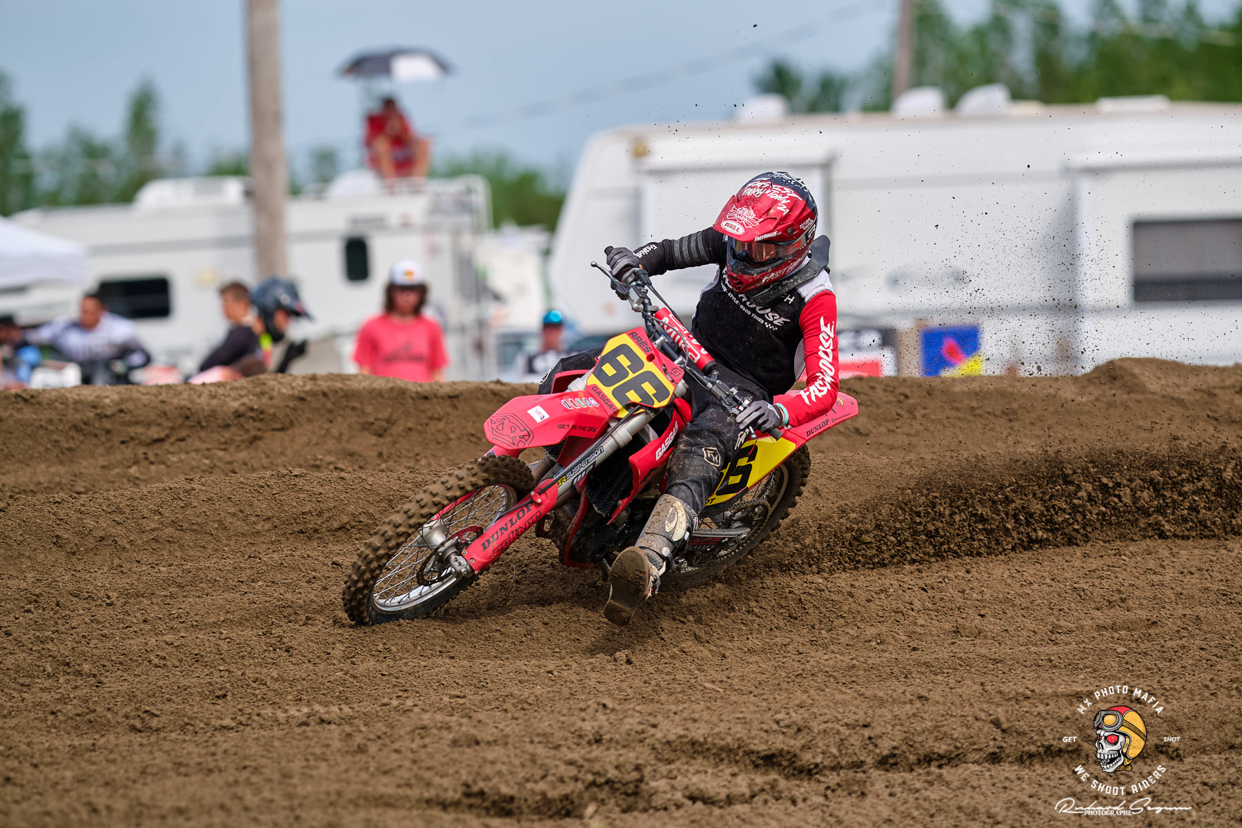 Course de motocross sur un terrain sableux