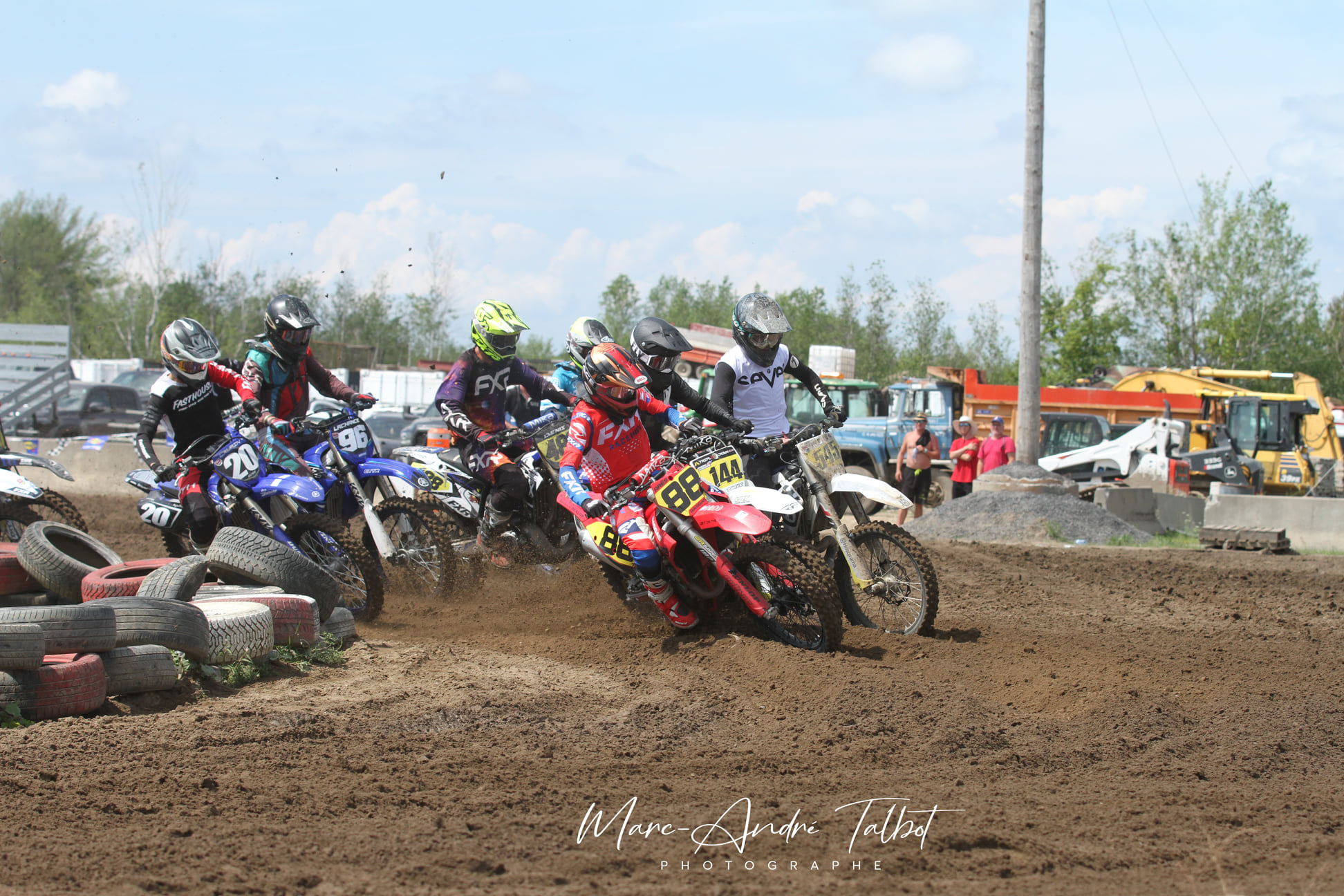 Course de motocross sur un terrain sableux